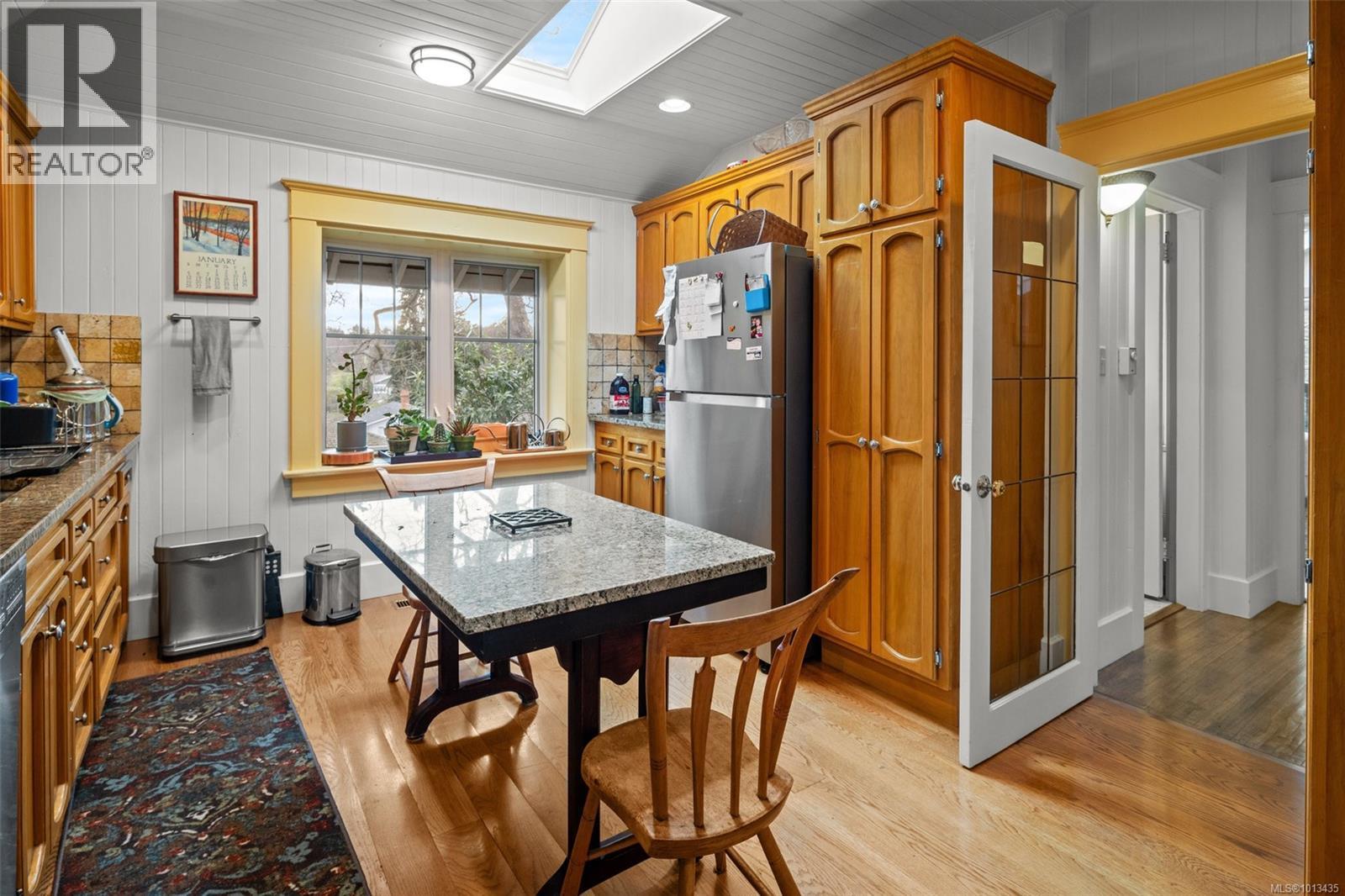 2088 Falkland Pl, Oak Bay