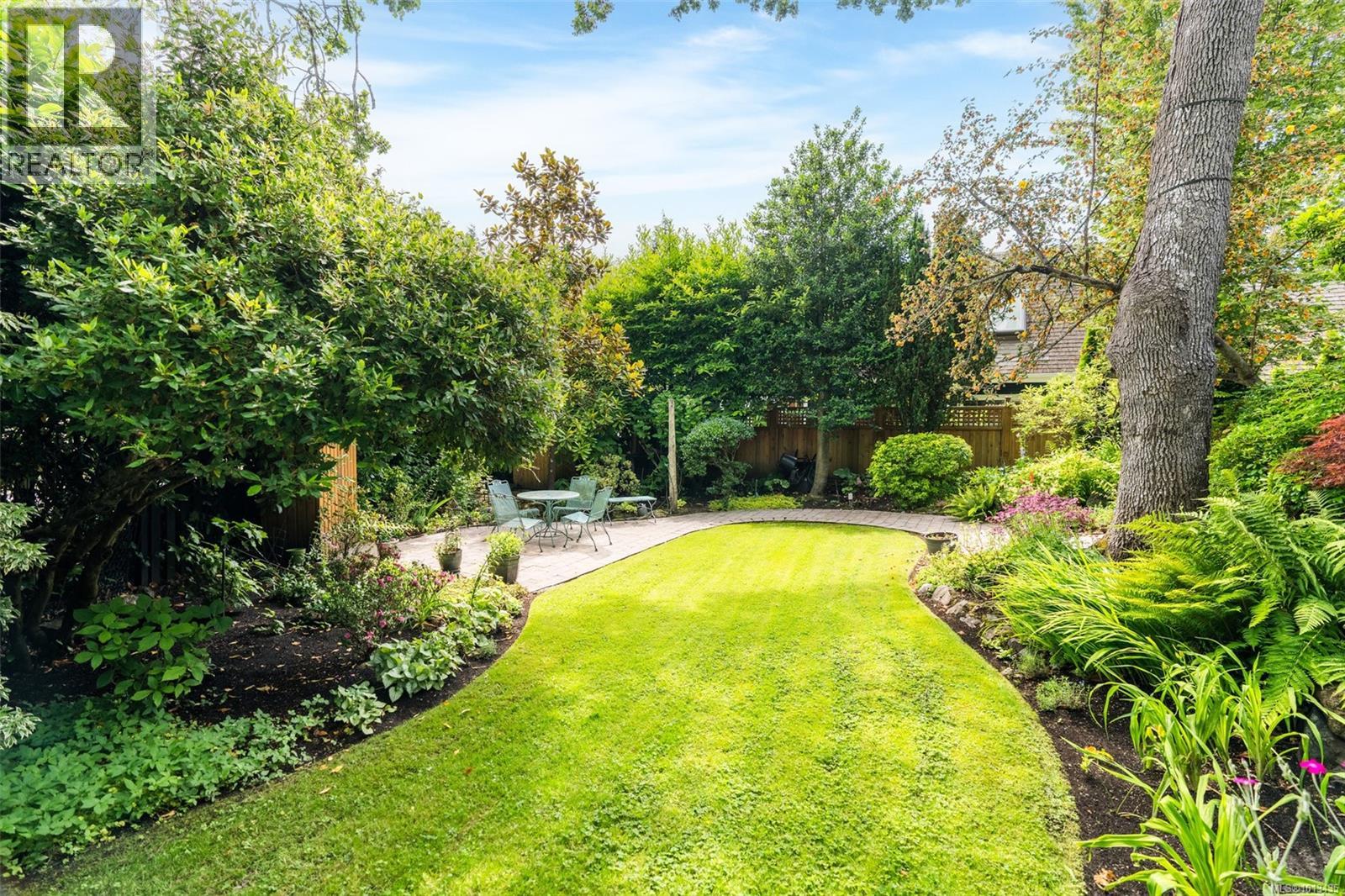 2088 Falkland Pl, Oak Bay