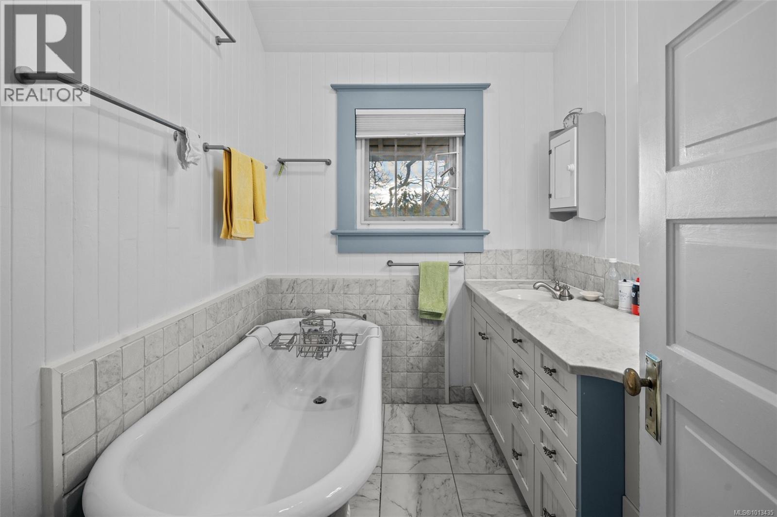 2088 Falkland Pl, Oak Bay