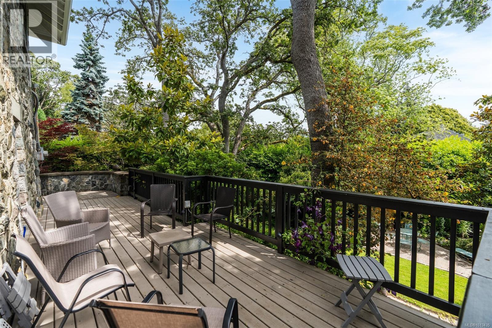 2088 Falkland Pl, Oak Bay