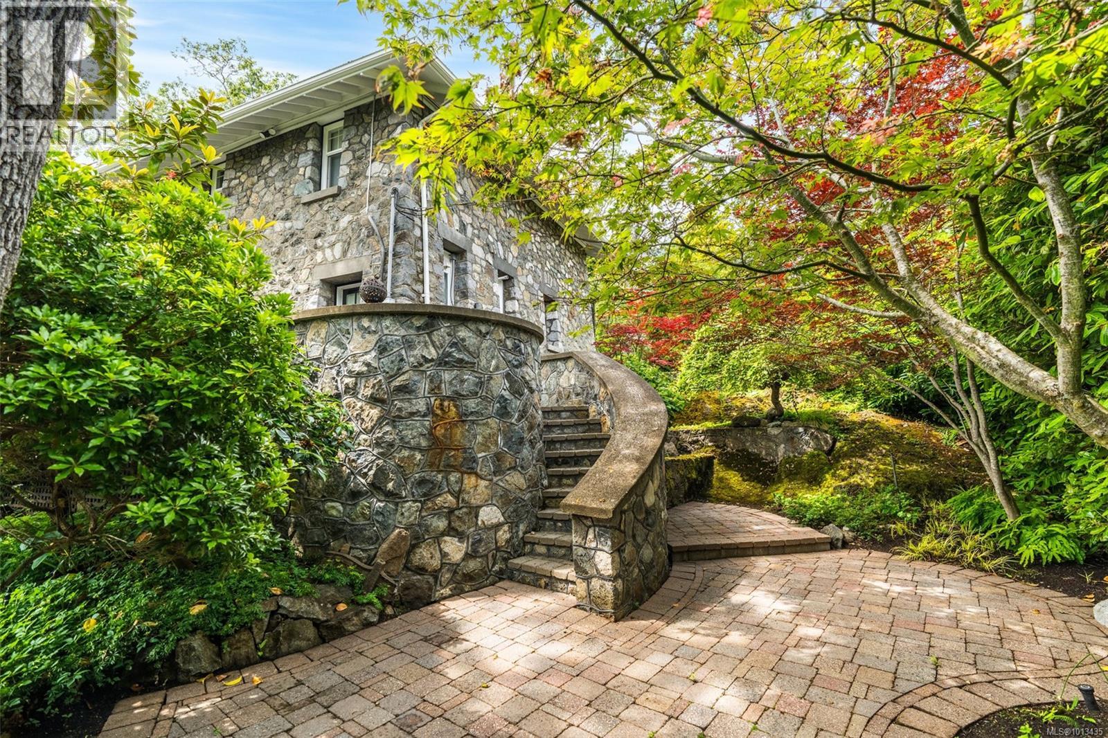 2088 Falkland Pl, Oak Bay