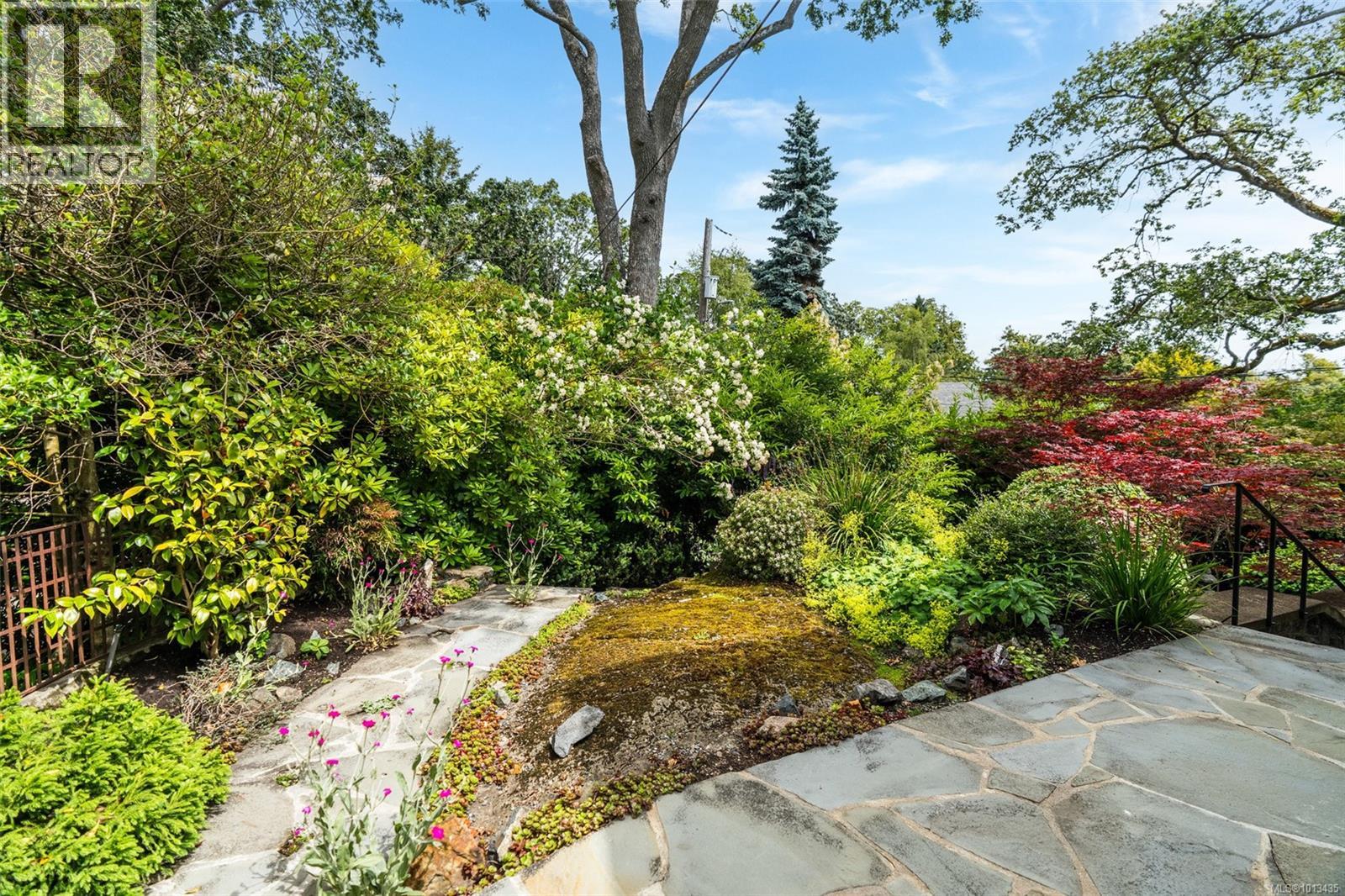 2088 Falkland Pl, Oak Bay
