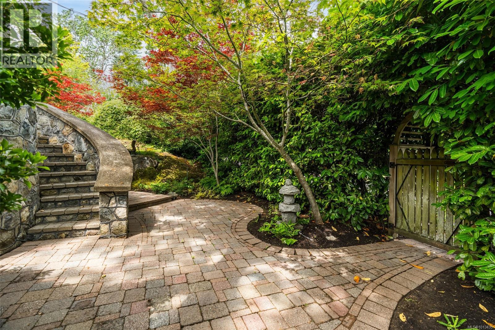 2088 Falkland Pl, Oak Bay