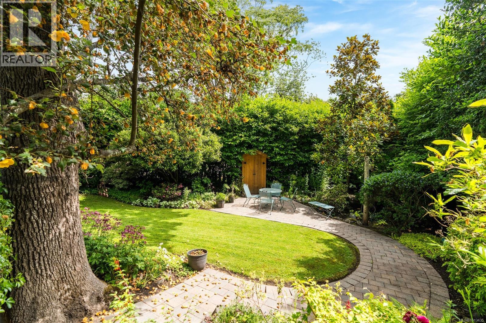 2088 Falkland Pl, Oak Bay