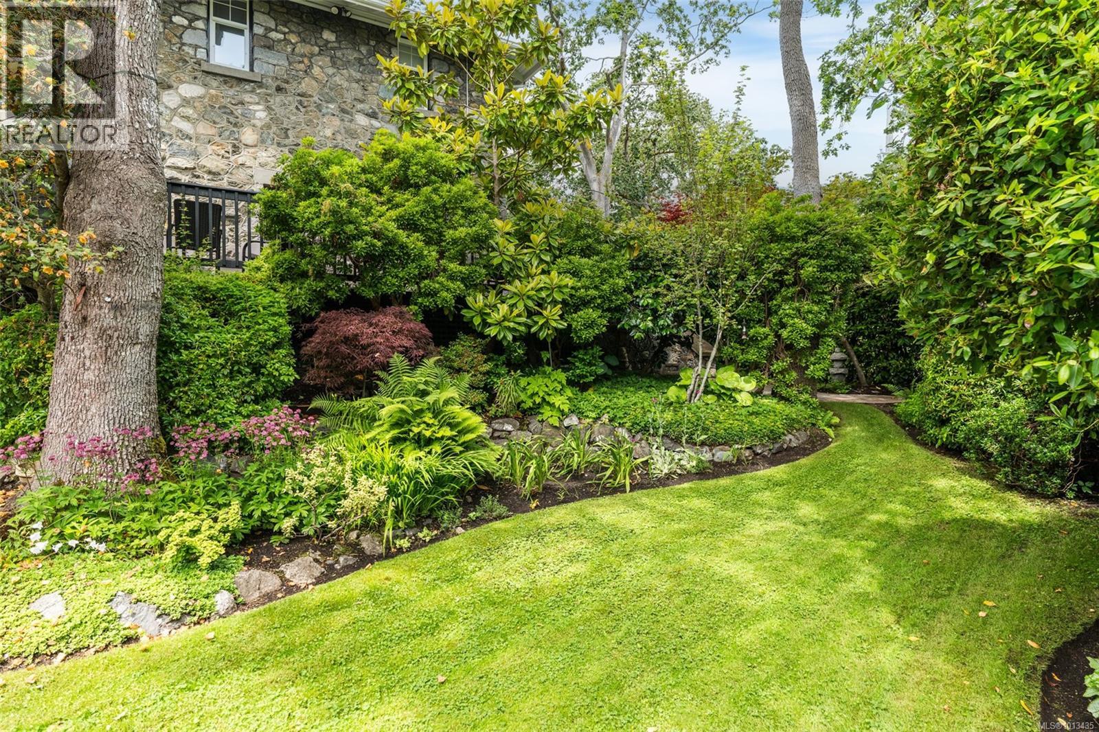 2088 Falkland Pl, Oak Bay