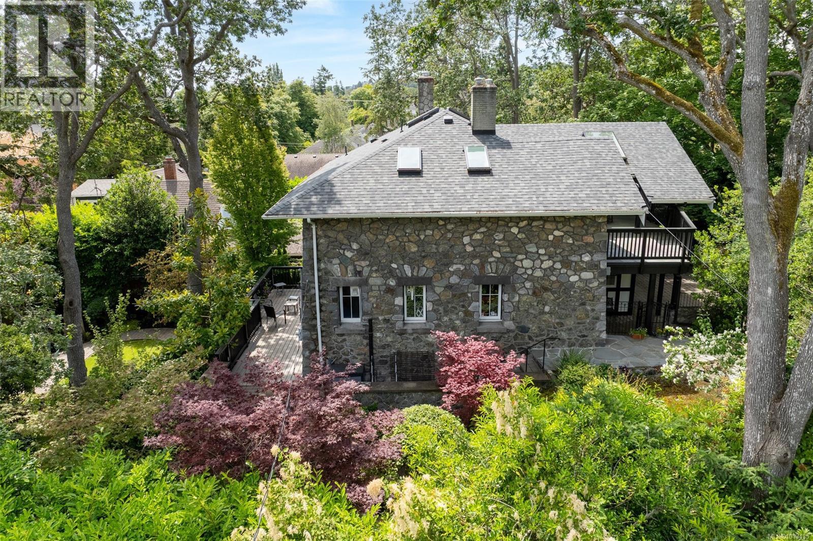 2088 Falkland Pl, Oak Bay