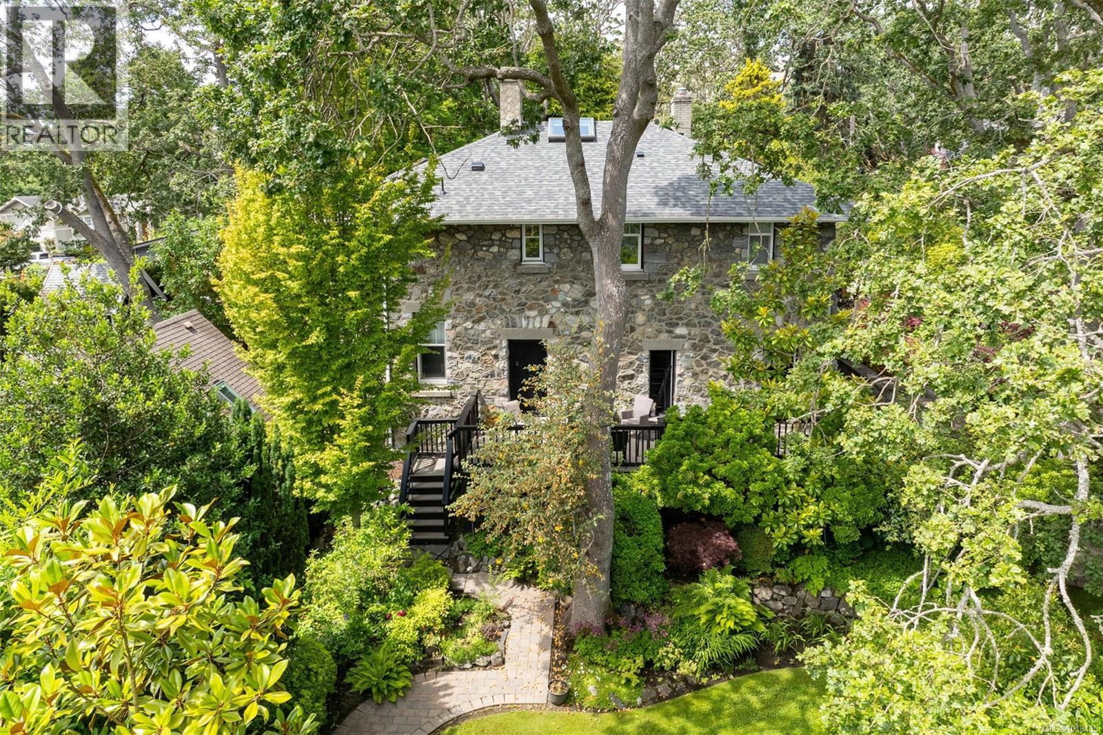 2088 Falkland Pl, Oak Bay