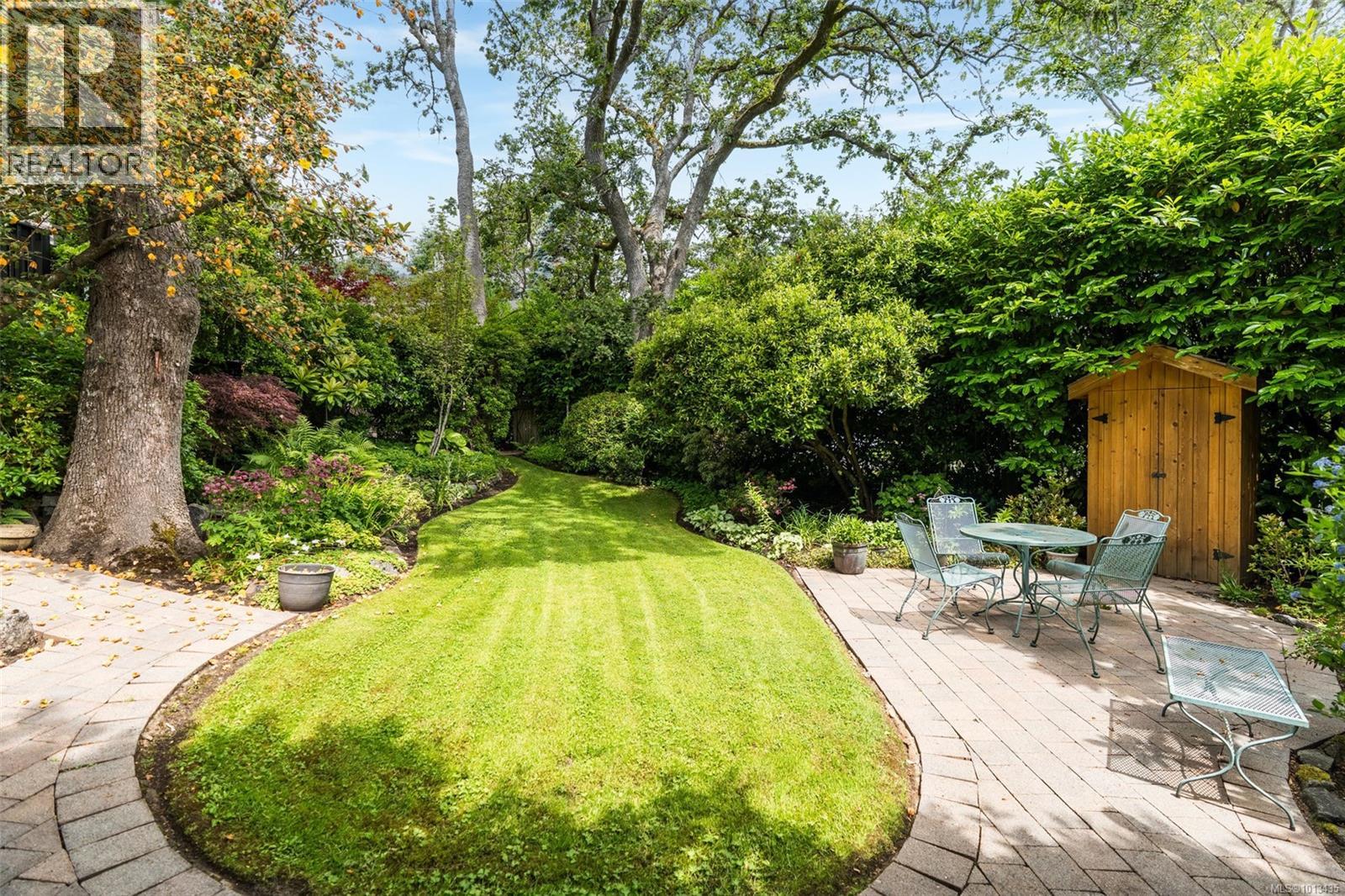 2088 Falkland Pl, Oak Bay