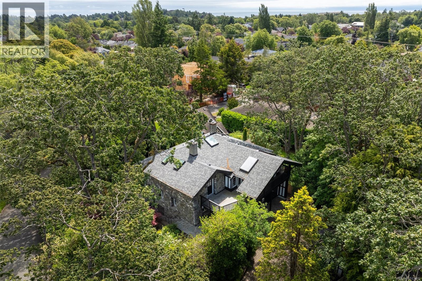 2088 Falkland Pl, Oak Bay