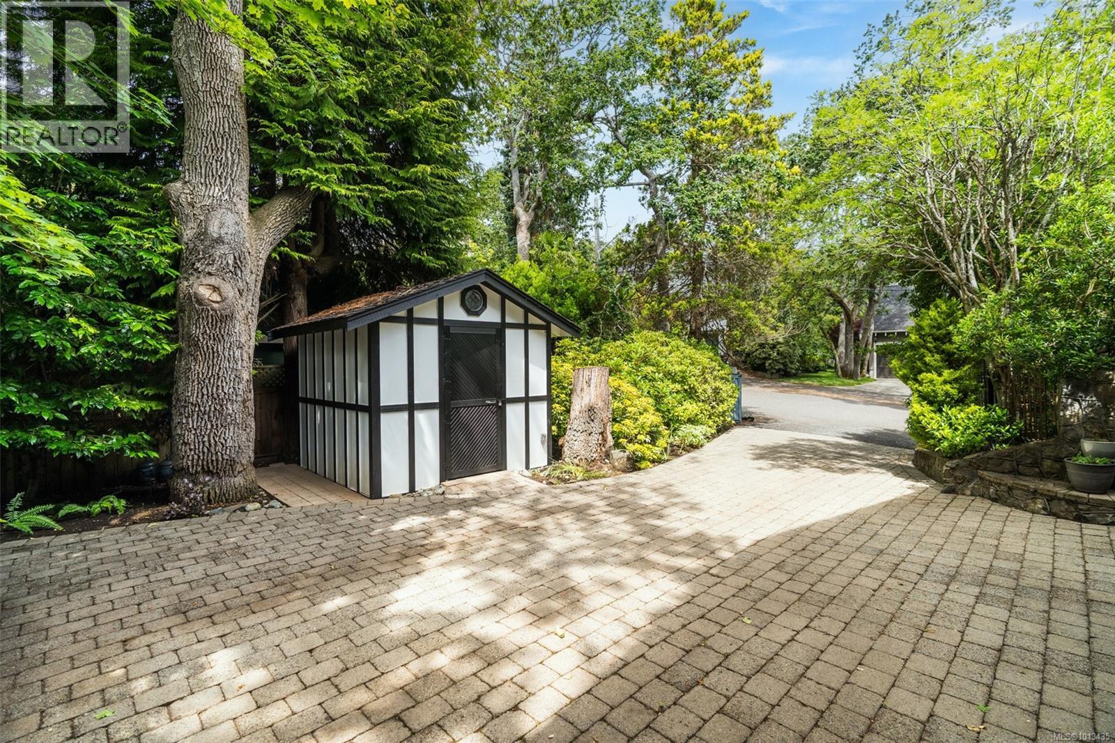 2088 Falkland Pl, Oak Bay