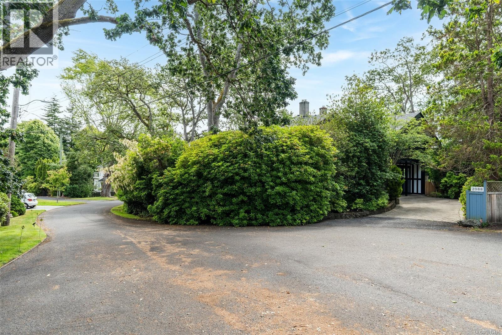 2088 Falkland Pl, Oak Bay