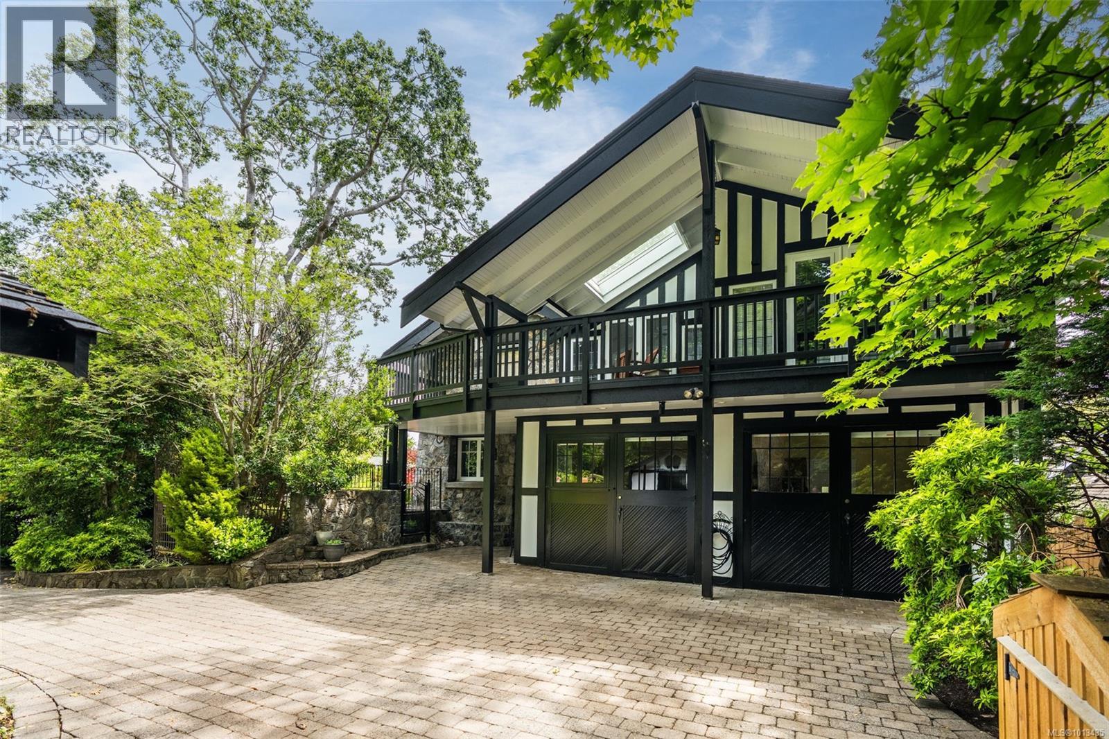 2088 Falkland Pl, Oak Bay