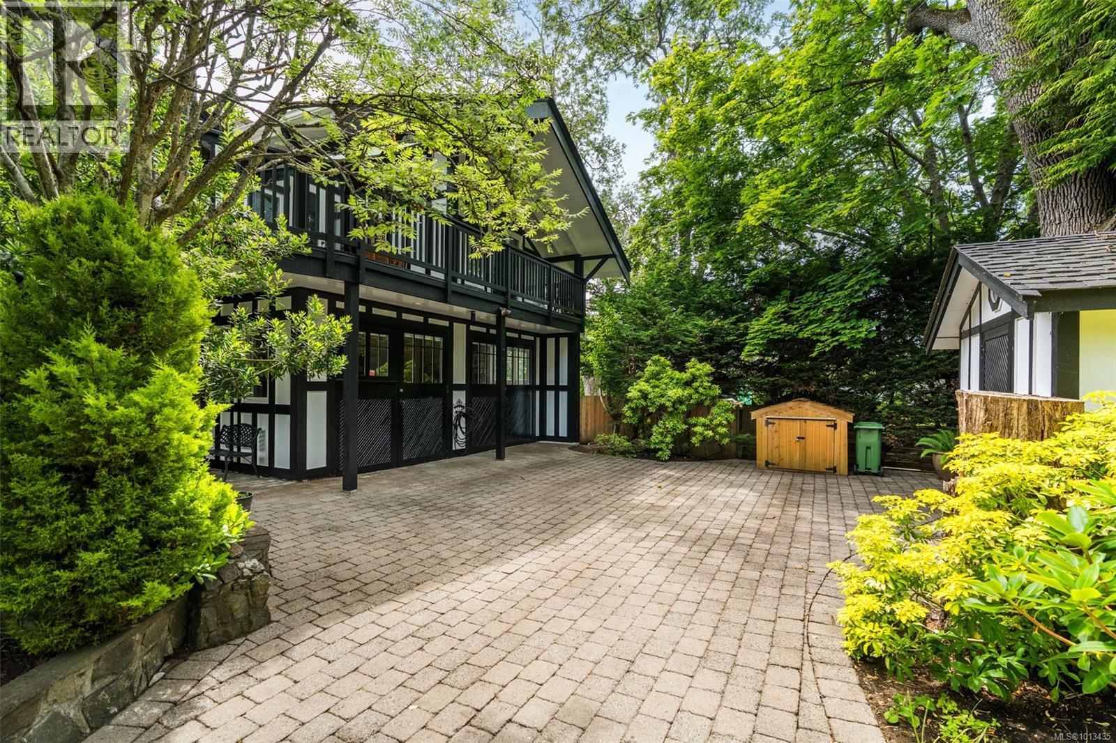 2088 Falkland Pl, Oak Bay