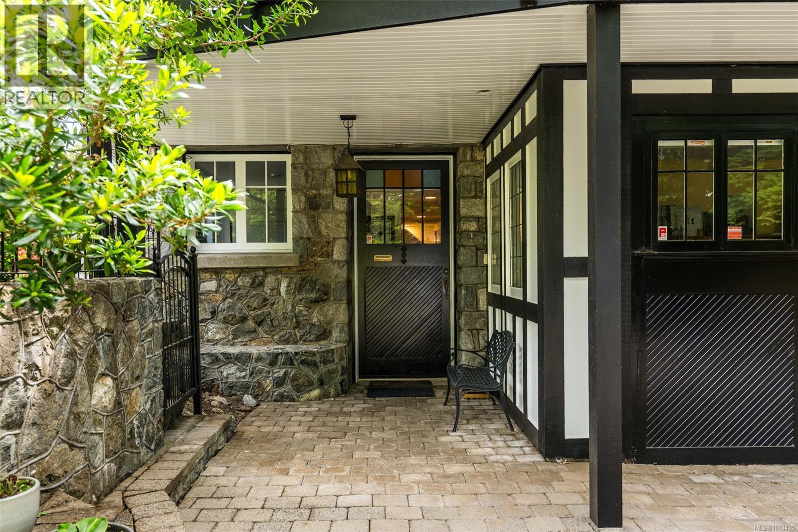 2088 Falkland Pl, Oak Bay