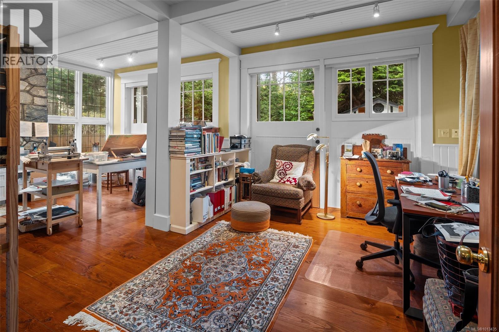 2088 Falkland Pl, Oak Bay