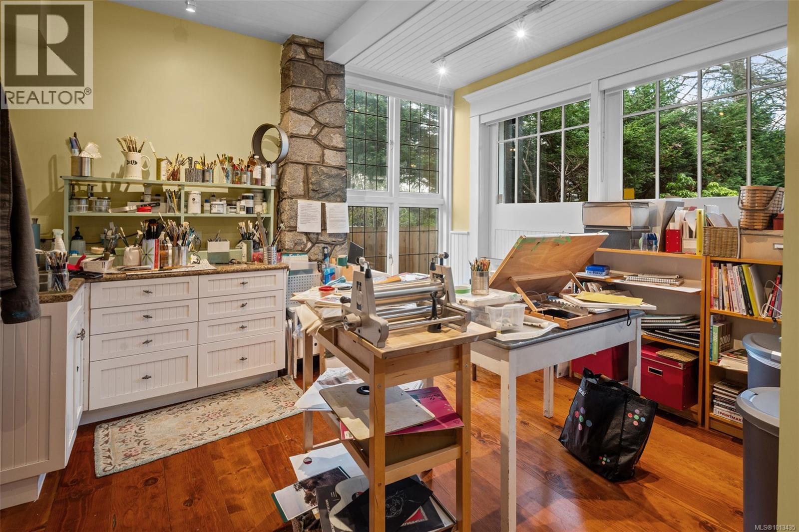 2088 Falkland Pl, Oak Bay