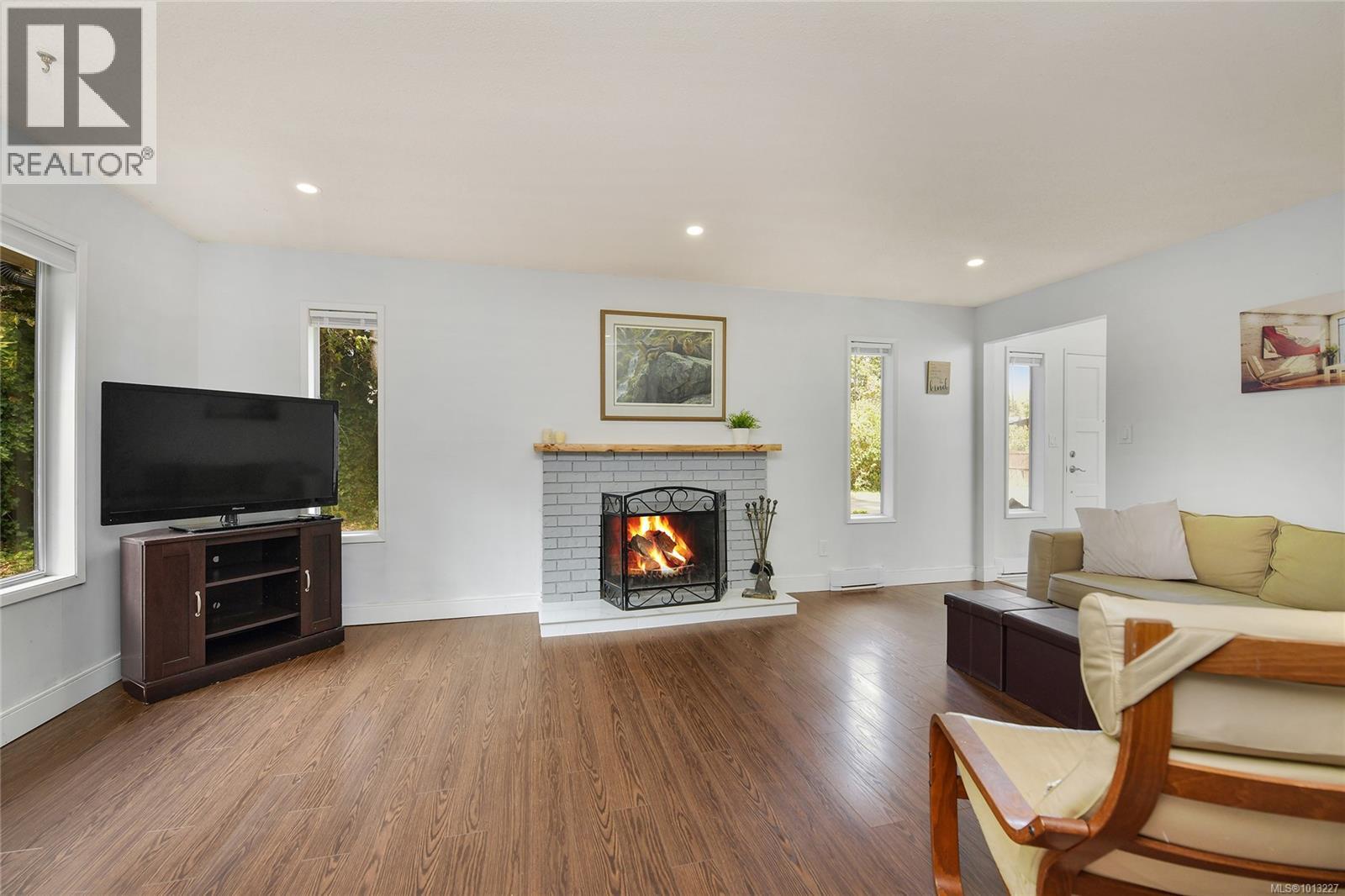  7037 WALLACE Drive, Central Saanich