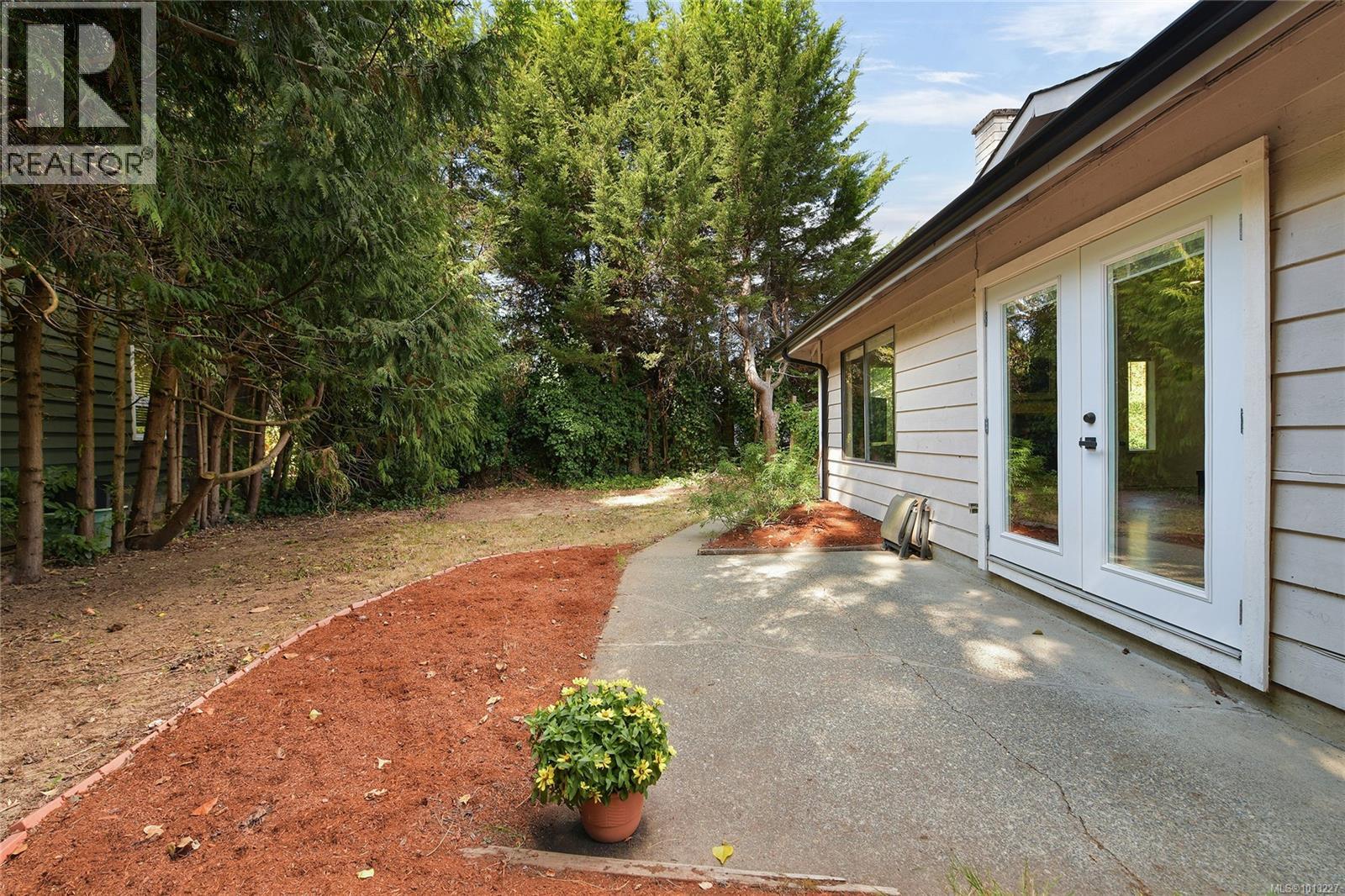  7037 WALLACE Drive, Central Saanich