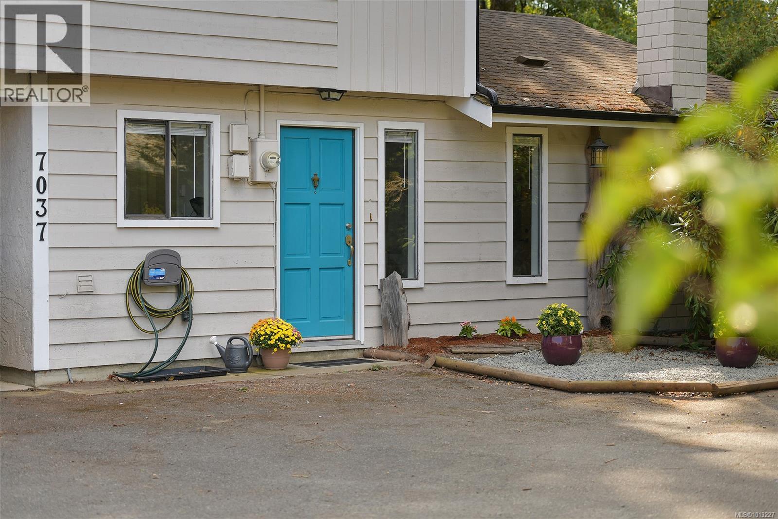  7037 WALLACE Drive, Central Saanich