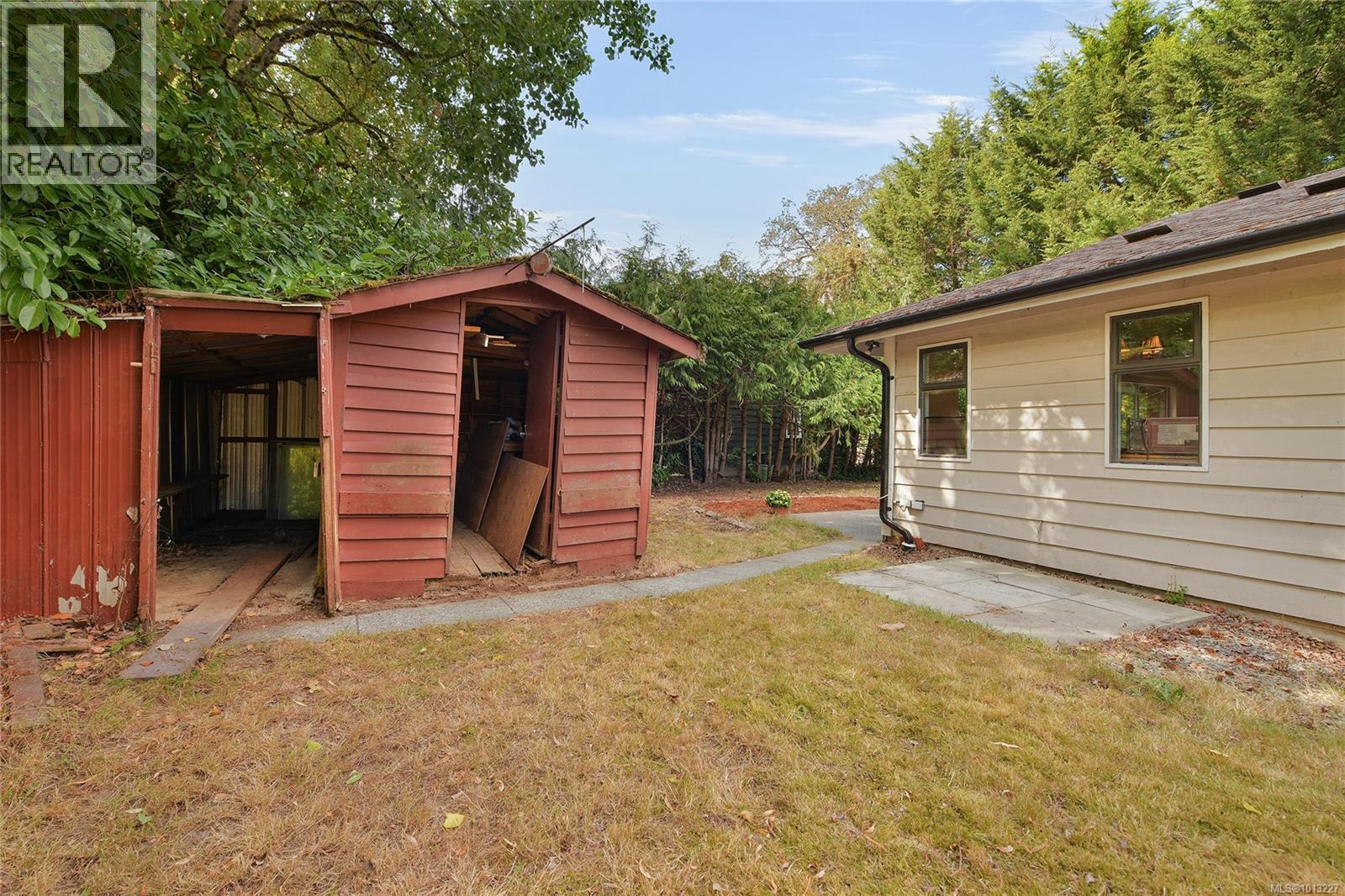  7037 WALLACE Drive, Central Saanich