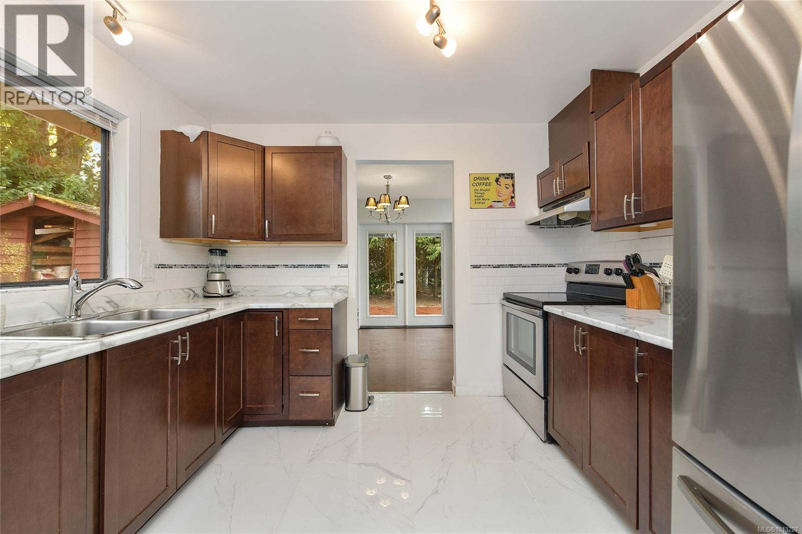  7037 WALLACE Drive, Central Saanich