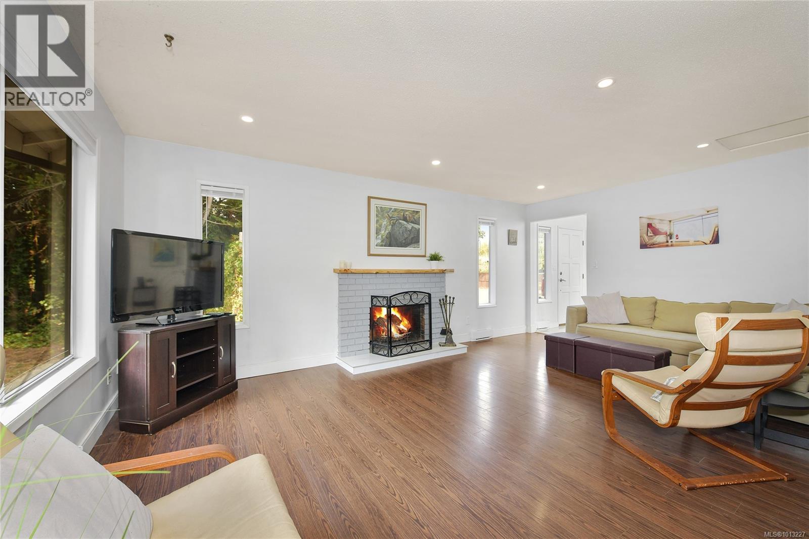  7037 WALLACE Drive, Central Saanich