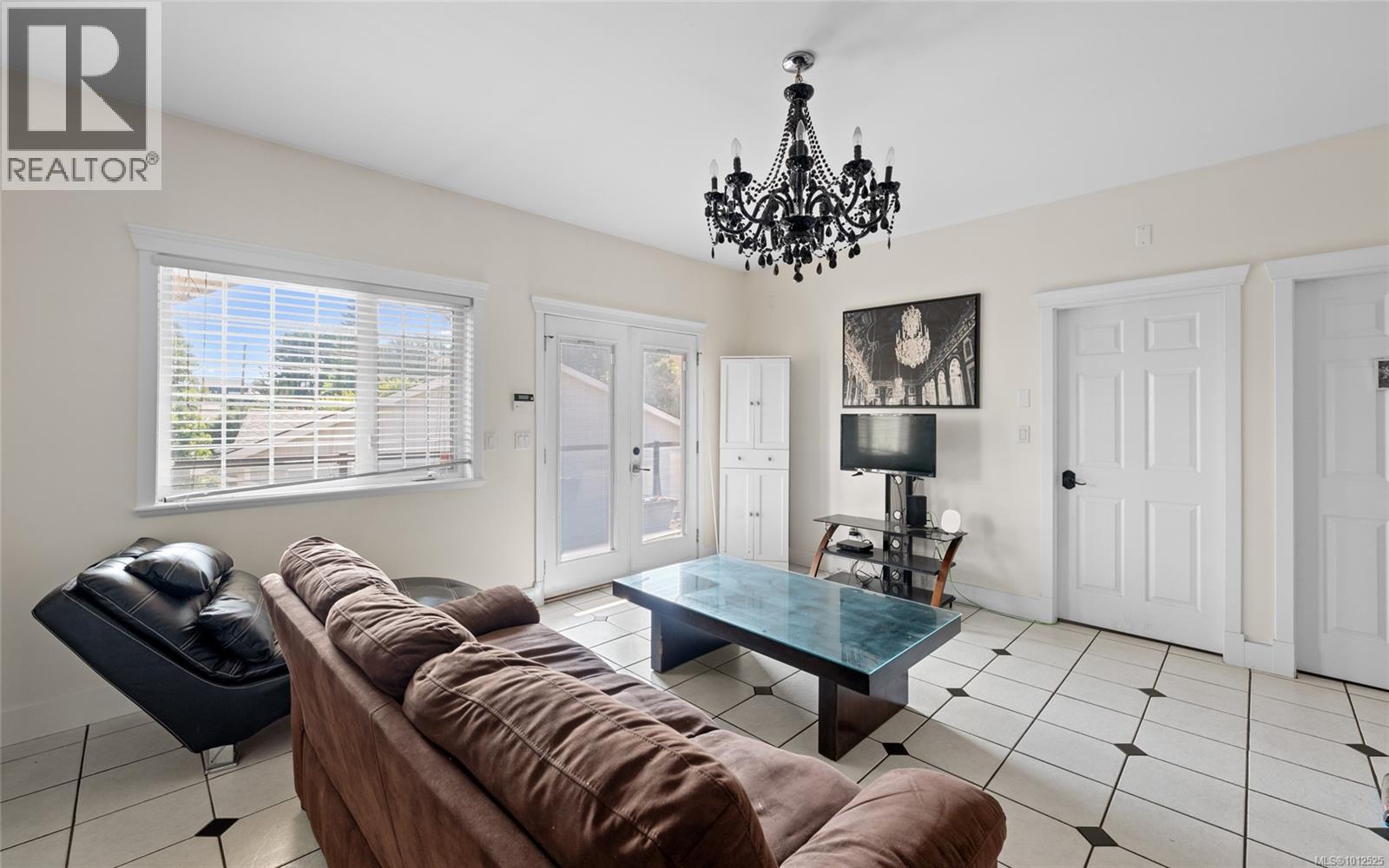 653 Cairndale Rd, Colwood