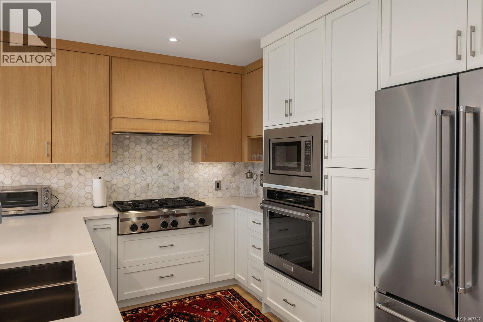 602 5388 Hill Rise Terrace, Saanich