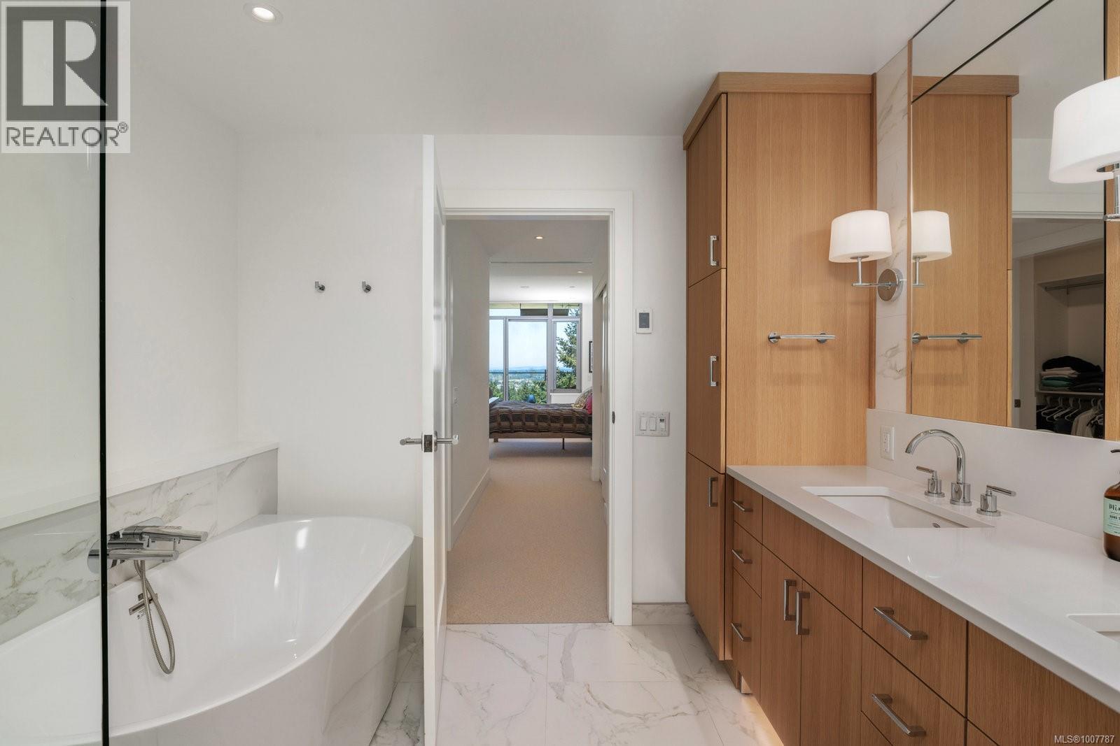 602 5388 Hill Rise Terrace, Saanich