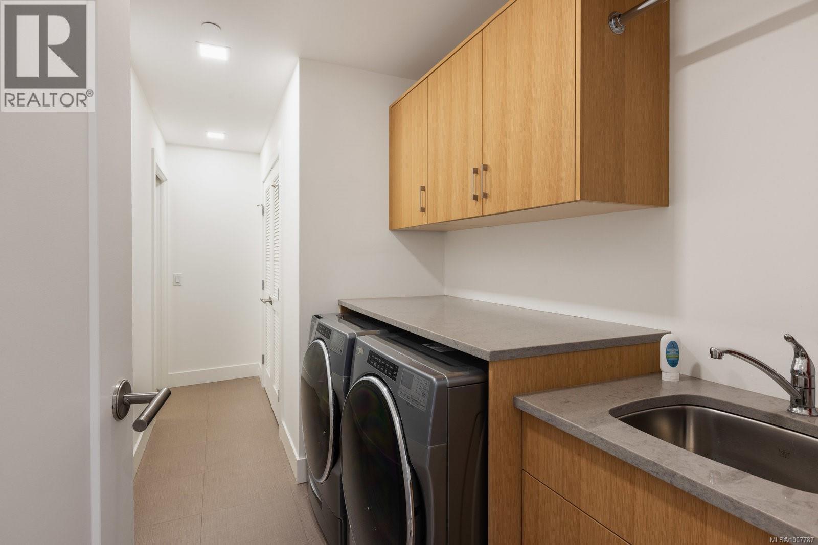 602 5388 Hill Rise Terrace, Saanich