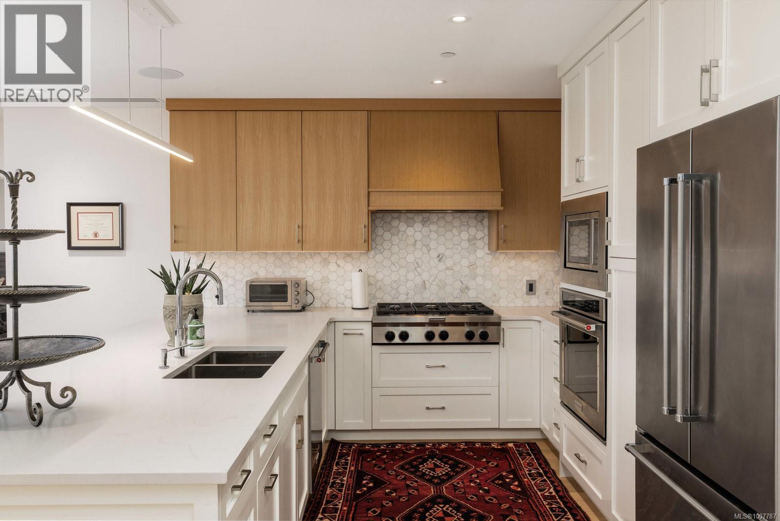 602 5388 Hill Rise Terrace, Saanich