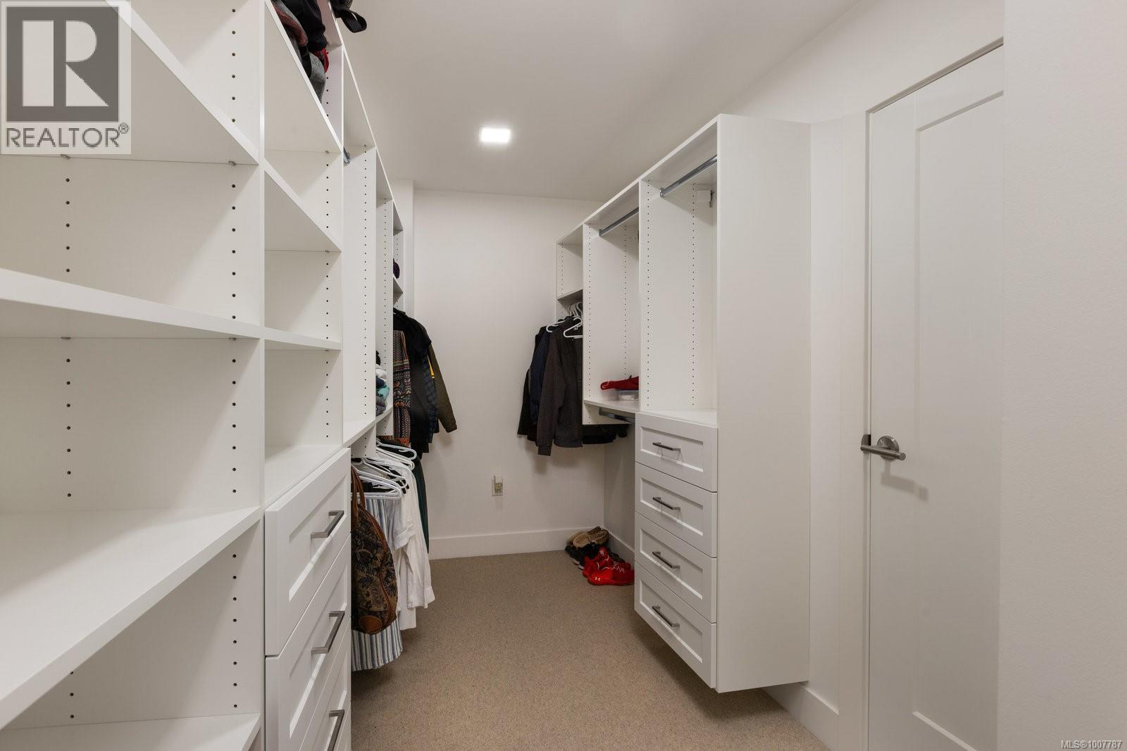 602 5388 Hill Rise Terrace, Saanich