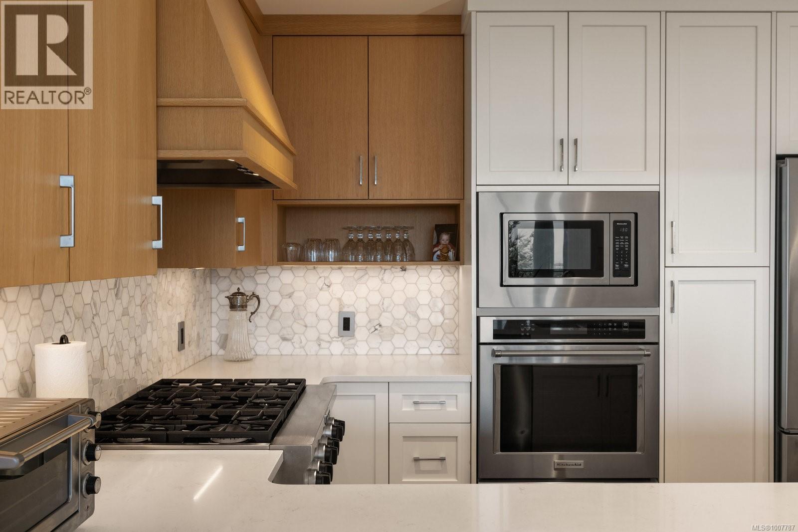 602 5388 Hill Rise Terrace, Saanich