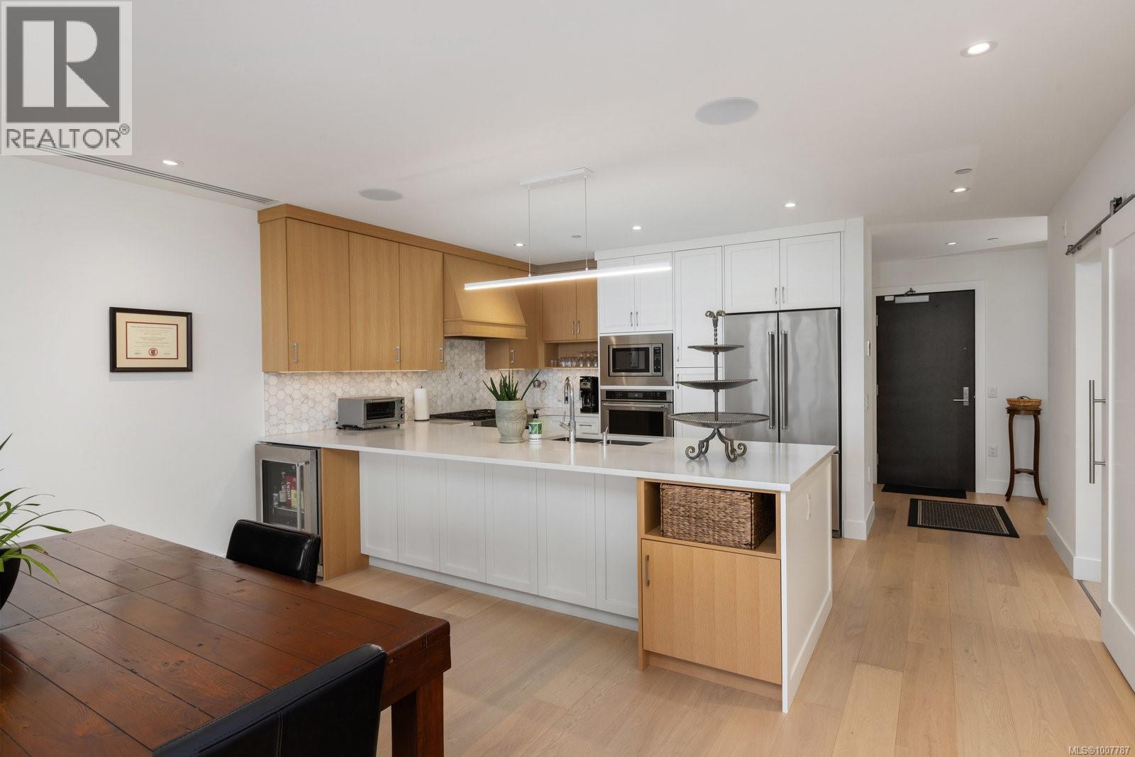 602 5388 Hill Rise Terrace, Saanich