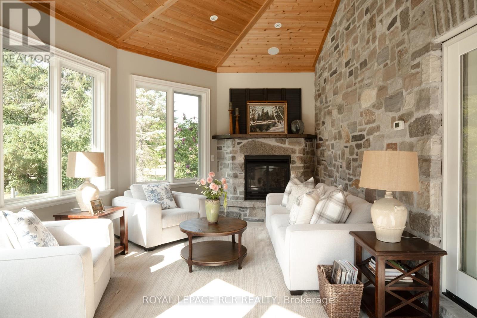 84 KENNEDY ROAD - 13