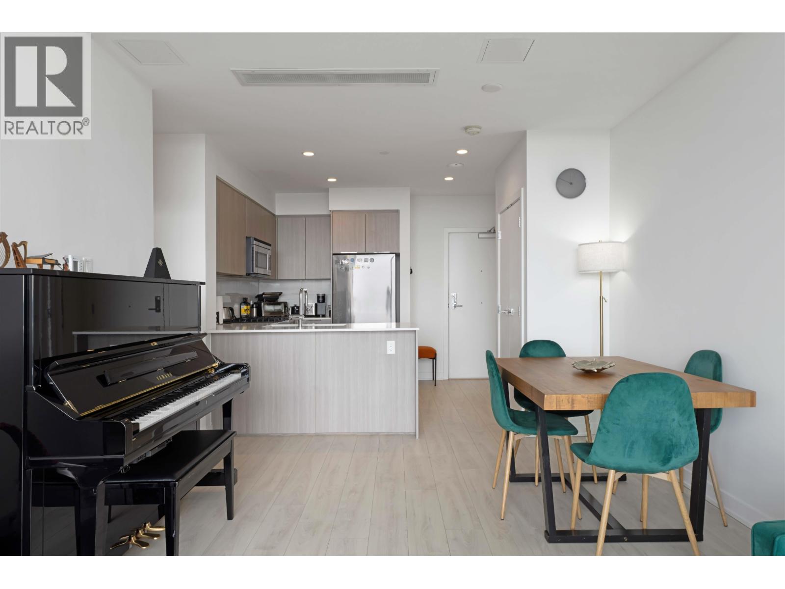 1604 1471 HUNTER STREET, North Vancouver