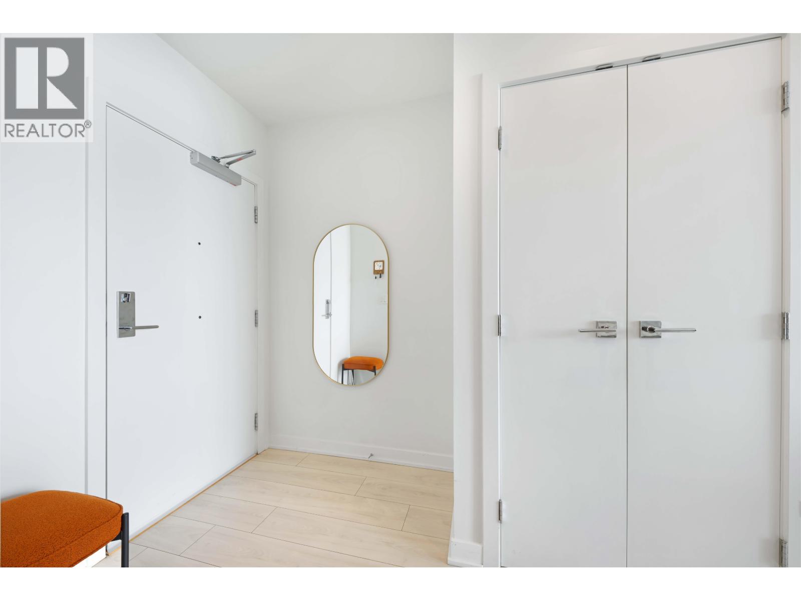 1604 1471 HUNTER STREET, North Vancouver