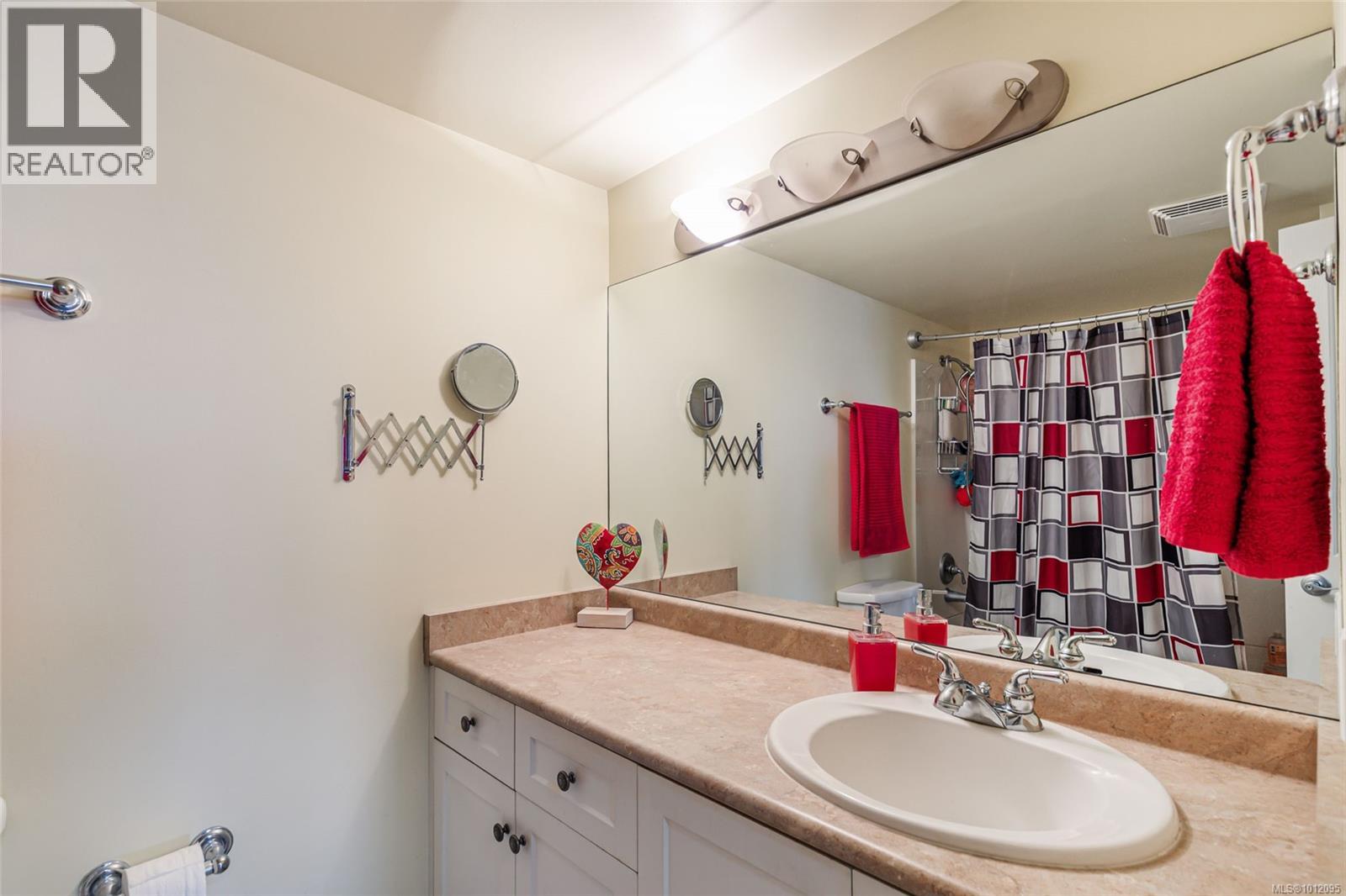 208 255 Hirst Ave, Parksville