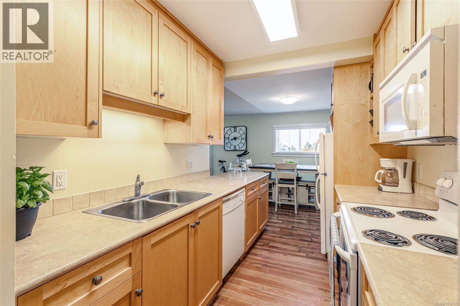 208 255 Hirst Ave, Parksville