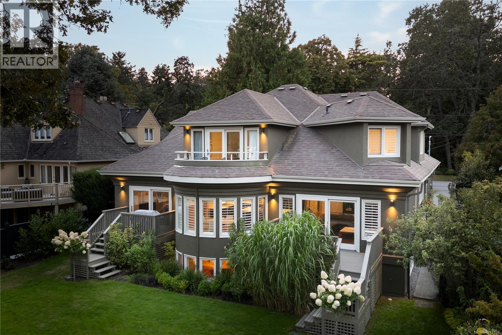  683 Mountjoy Avenue, Oak Bay
