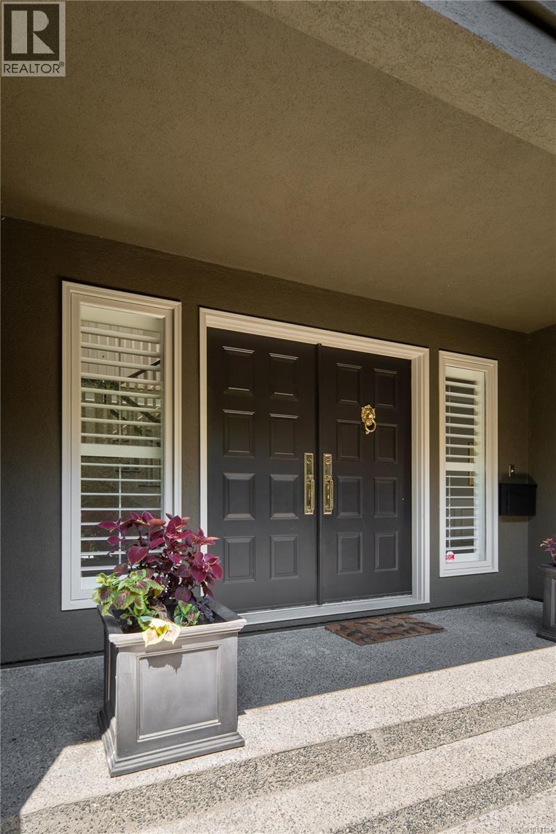  683 Mountjoy Avenue, Oak Bay