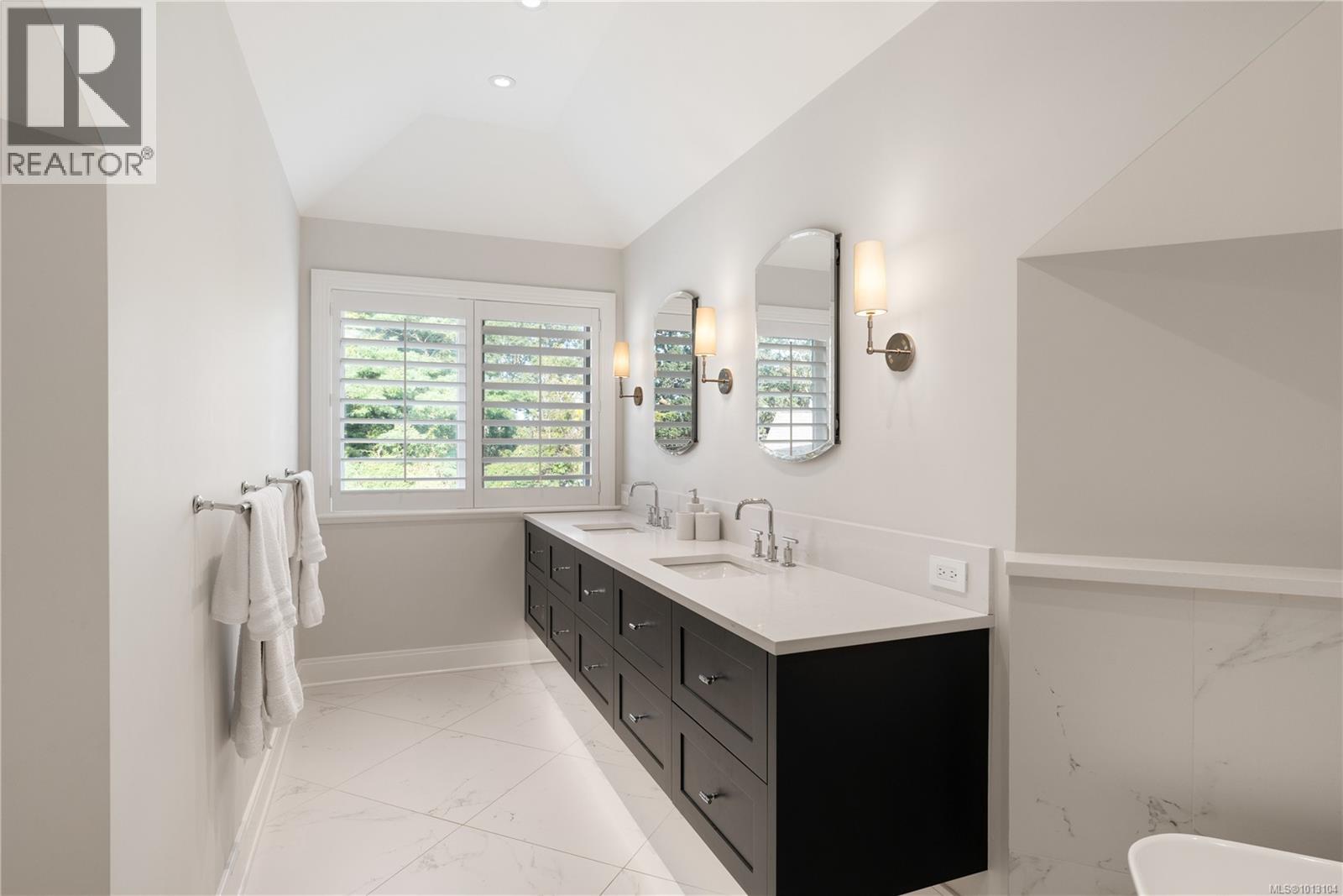  683 Mountjoy Avenue, Oak Bay