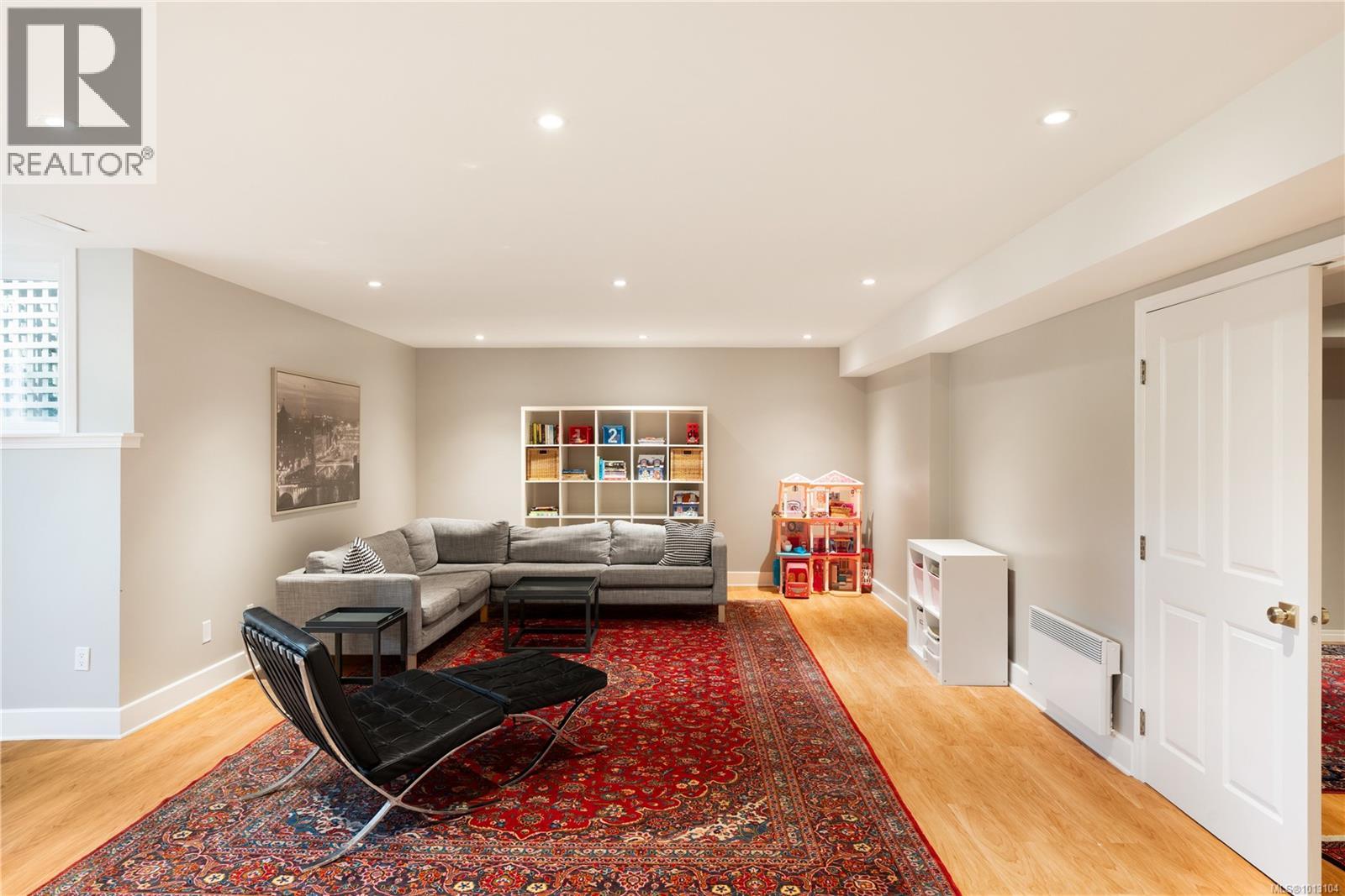  683 Mountjoy Avenue, Oak Bay
