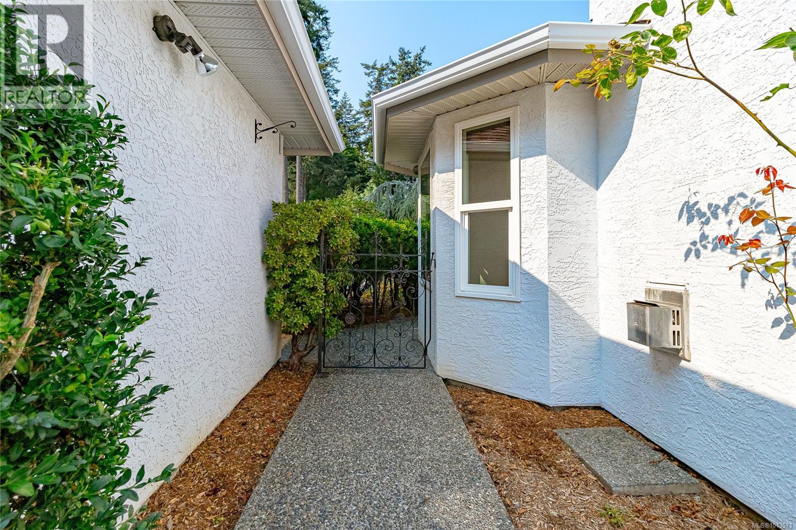 1096 Valewood Trail, Saanich