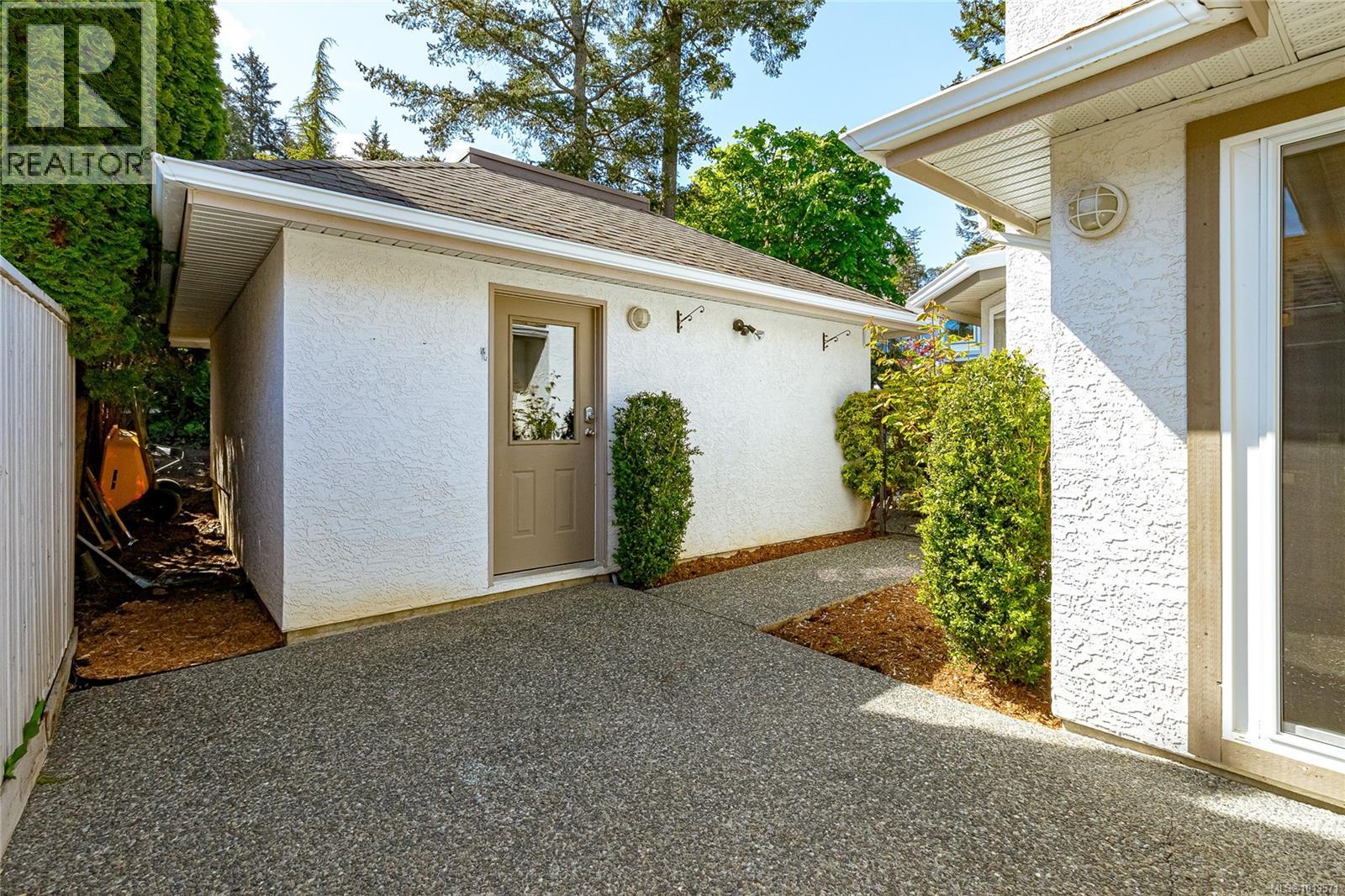 1096 Valewood Trail, Saanich