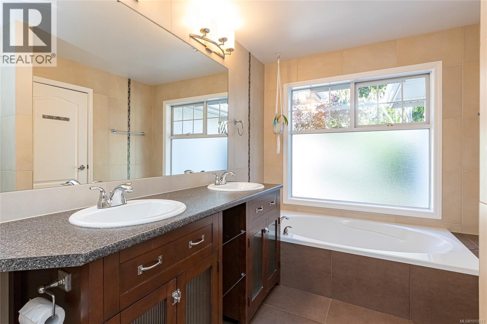 1096 Valewood Trail, Saanich
