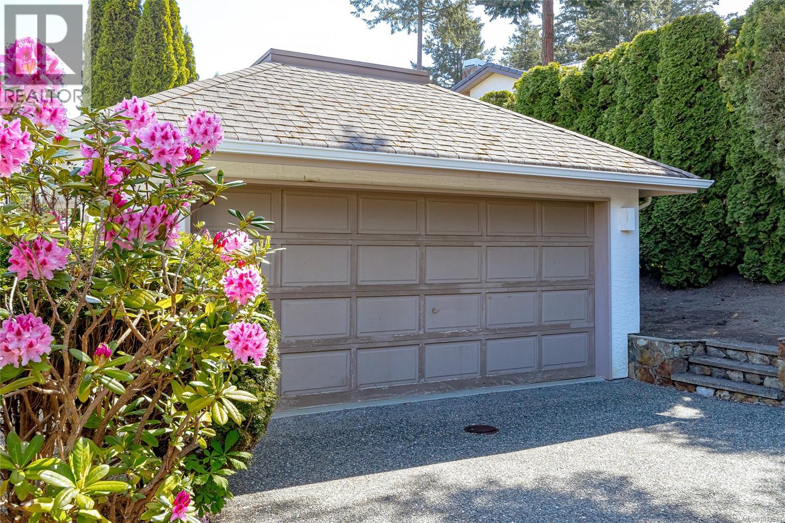 1096 Valewood Trail, Saanich