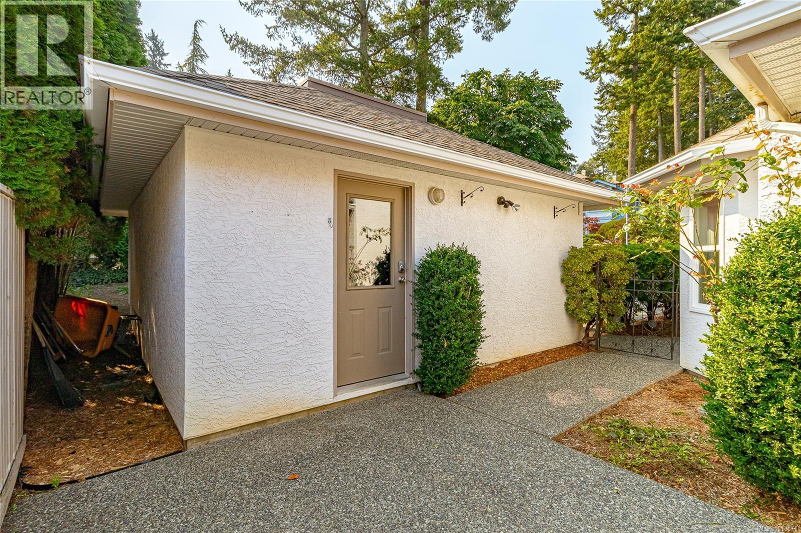 1096 Valewood Trail, Saanich