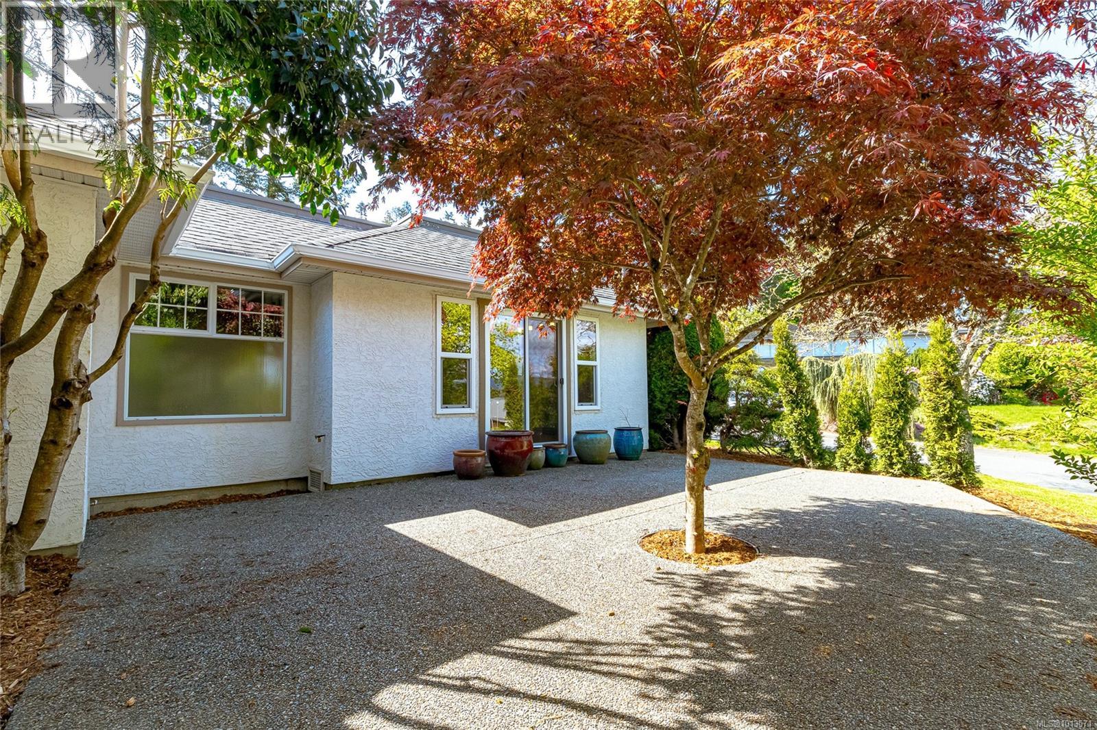 1096 Valewood Trail, Saanich
