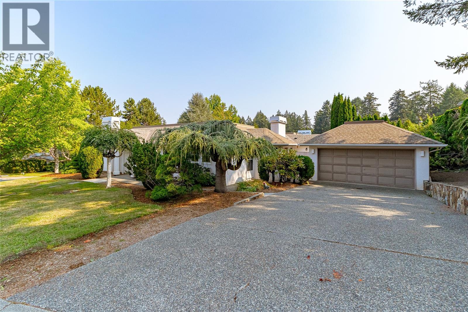 1096 Valewood Trail, Saanich